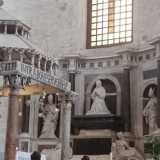 Il complesso marmoreo � formato da una figura femminile inginocchiata (Bona Sforza), ai cui lati si trovano San Nicola e Santo Stanislao. A ricordare il rango e i titoli di Bona provvedono una dettagliata epigrafe latina su marmo nero e, ai piedi della statua, due allegorie femminili recanti gli stemmi di Sigismondo di Polonia e del ducato di Bari